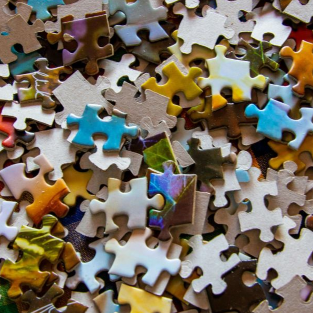 Building a jigsaw puzzle online together